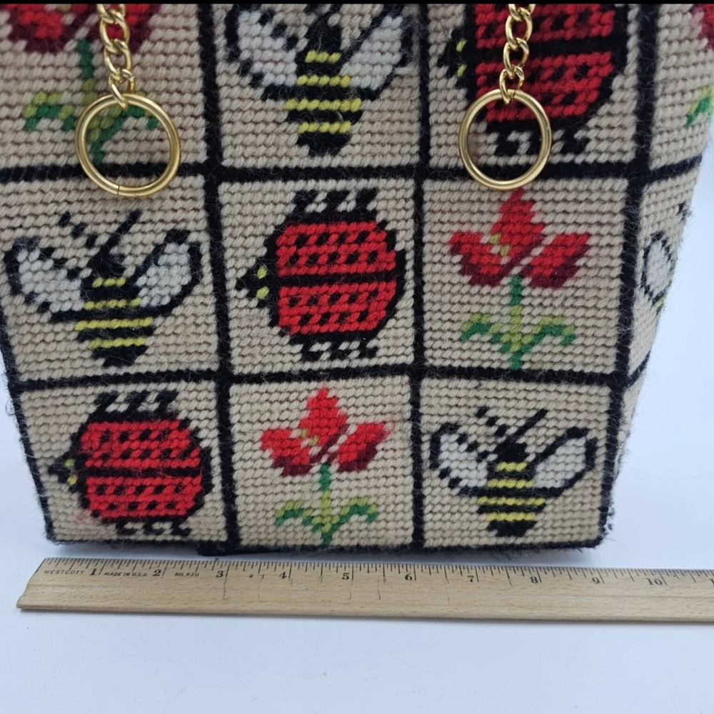 Needlepoint Vintage Bag With Flowers, Bees And Lady Bugs 1970s Plastic Canvas - Picture 15 of 16